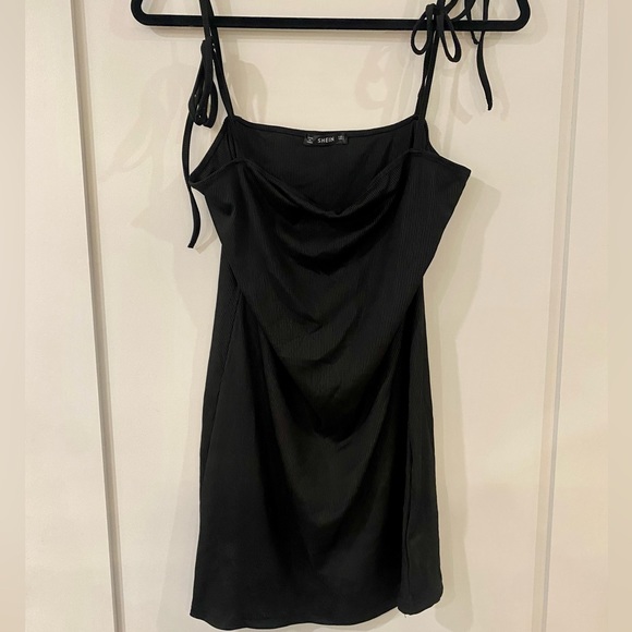 Elegant Little Black Dress - Picture 1 of 3